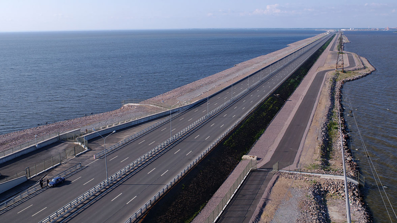Illustration for article titled This Colossal Dam Keeps Russia's Capital City Above Water